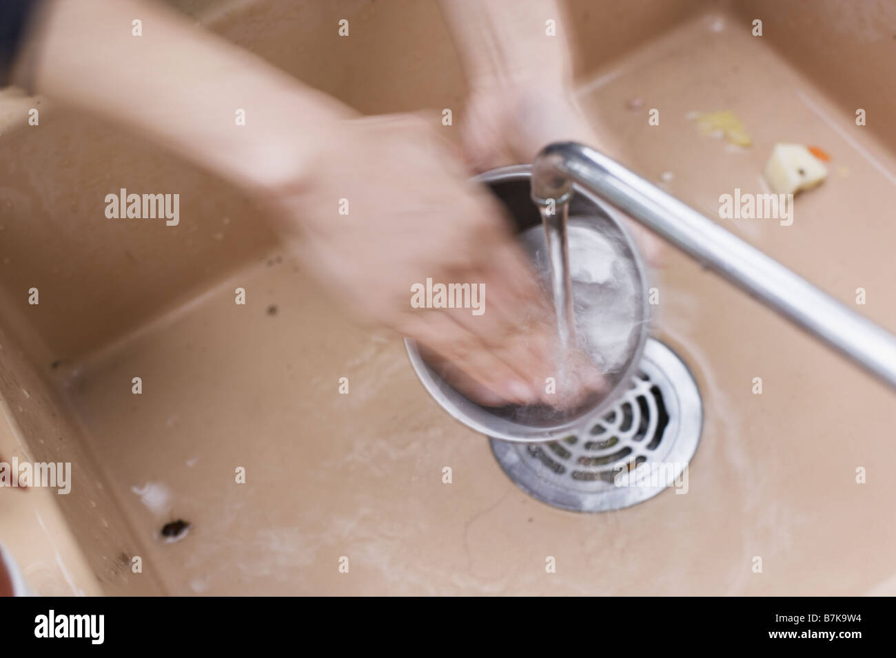 Women washing cooking utensils hi-res stock photography and images - Alamy