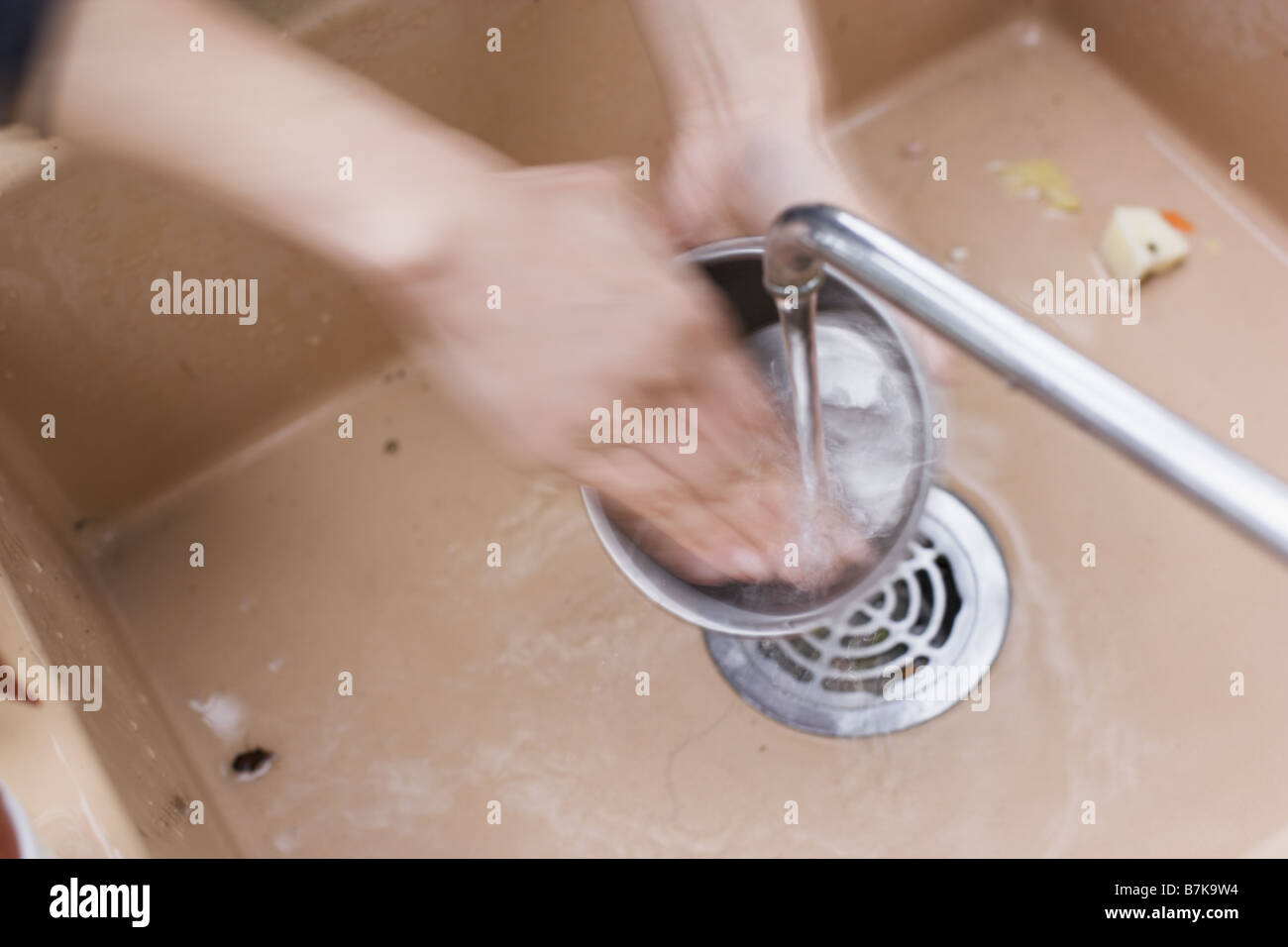 Washing utensils hires stock photography and images Alamy