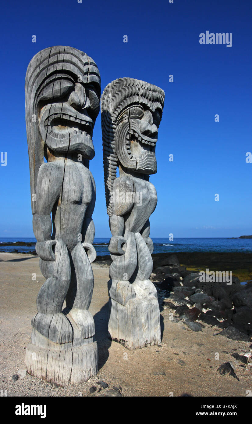 Traditional Hawaiian wooden statue. Pu'uhonua Honaunau Refuge on Big