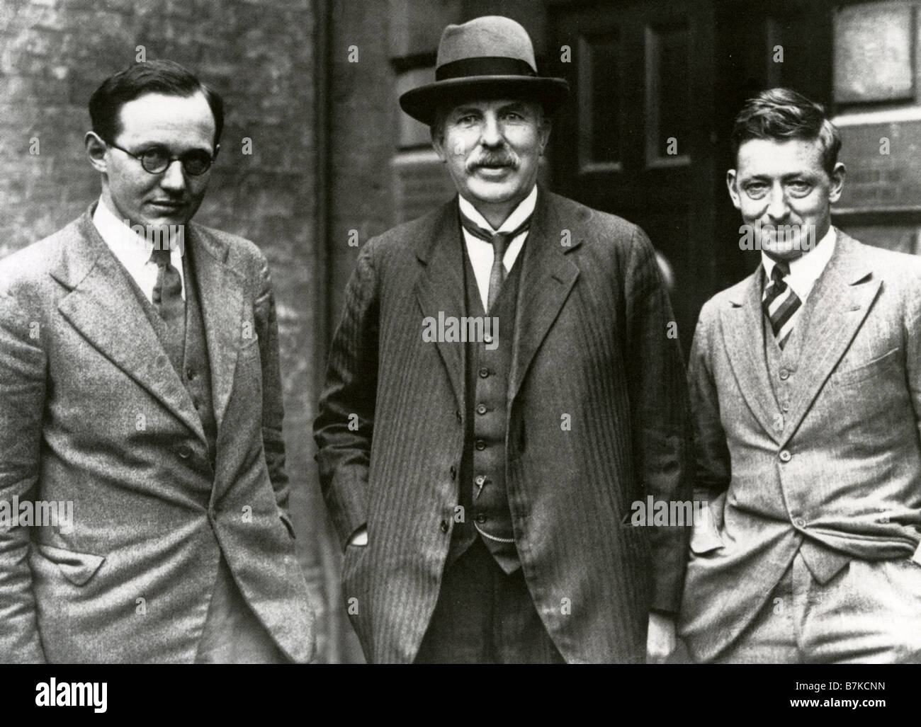 ERNEST RUTHERFORD Nuclear physicist with colleagues at Cambridge in 1932 Stock Photo