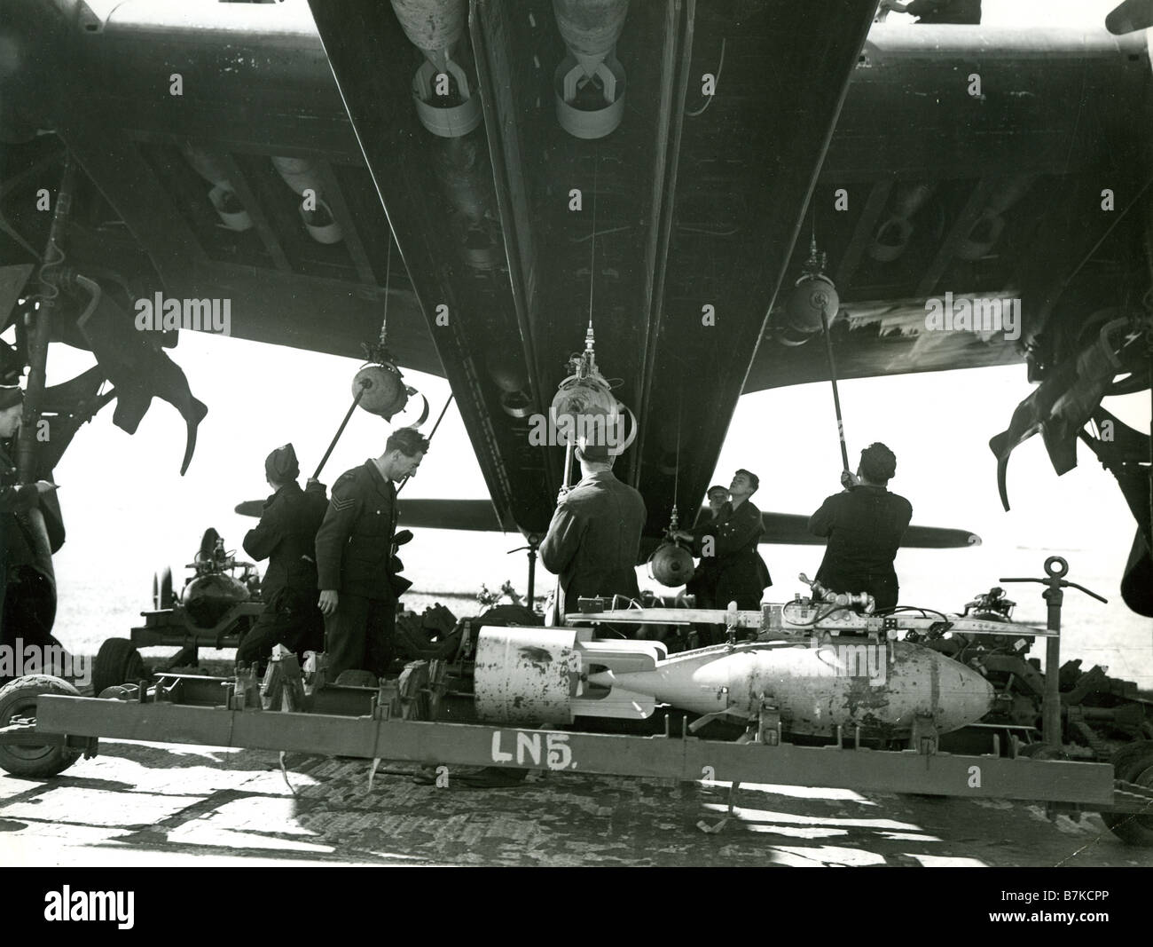 AVRO STIRLING  Loading bombs at an RAF squadron during WW2 Stock Photo