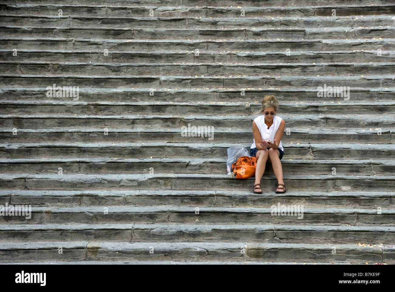 Woman sitting on steps hi-res stock photography and images - Alamy