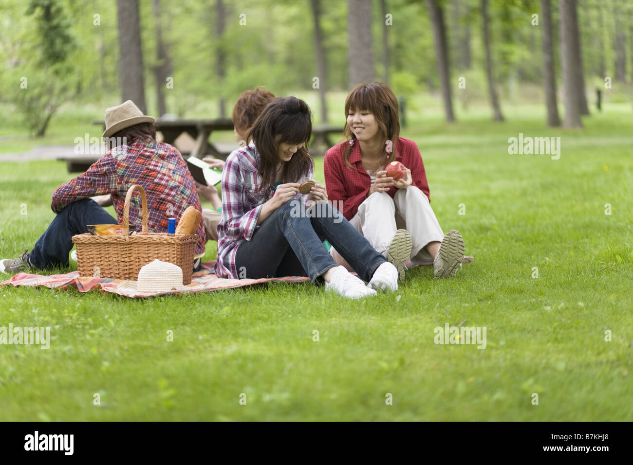 Lawn playground picnic man woman hi-res stock photography and images ...