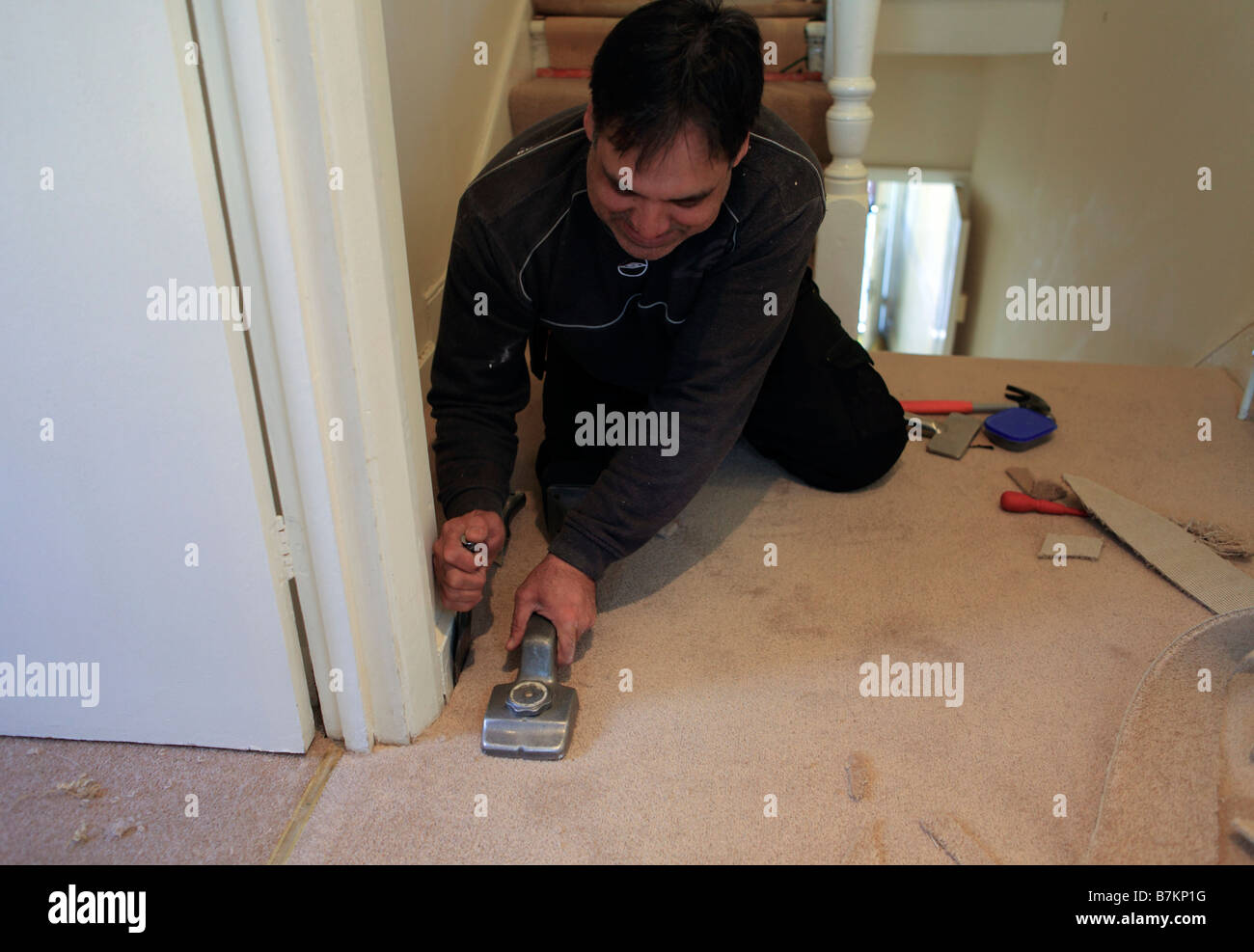 united kingdom a carpet fitter at work Stock Photo Alamy