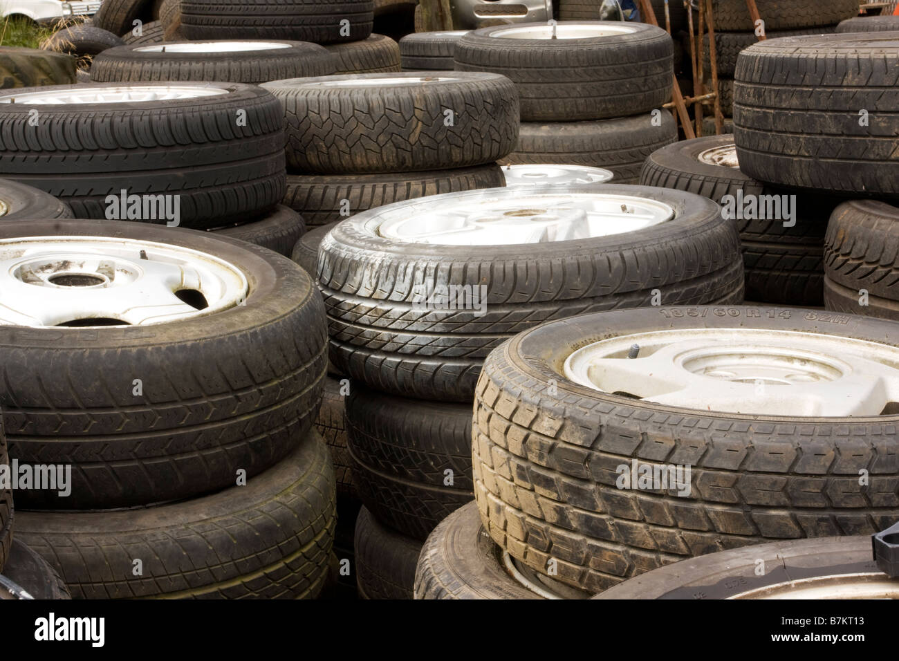 Old car breakers yard hi-res stock photography and images - Alamy