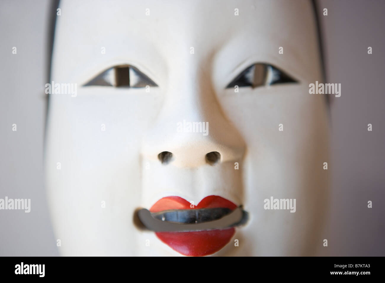 Japanese noh mask hi-res stock photography and images - Alamy