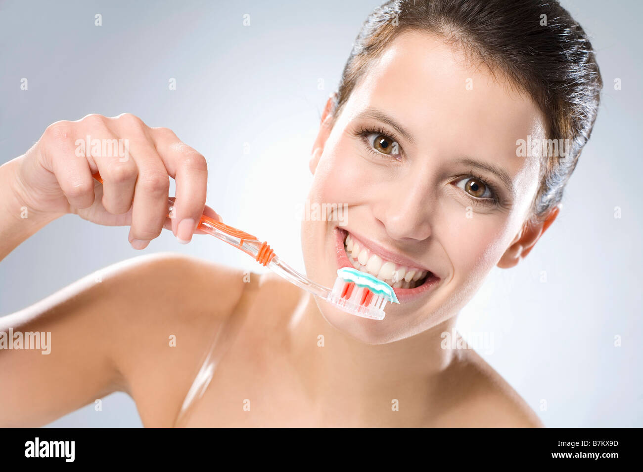 Болеть зуб отбеливание. Человек чистит зубы. Здоровая улыбка. Отбеливание зубов это больно.