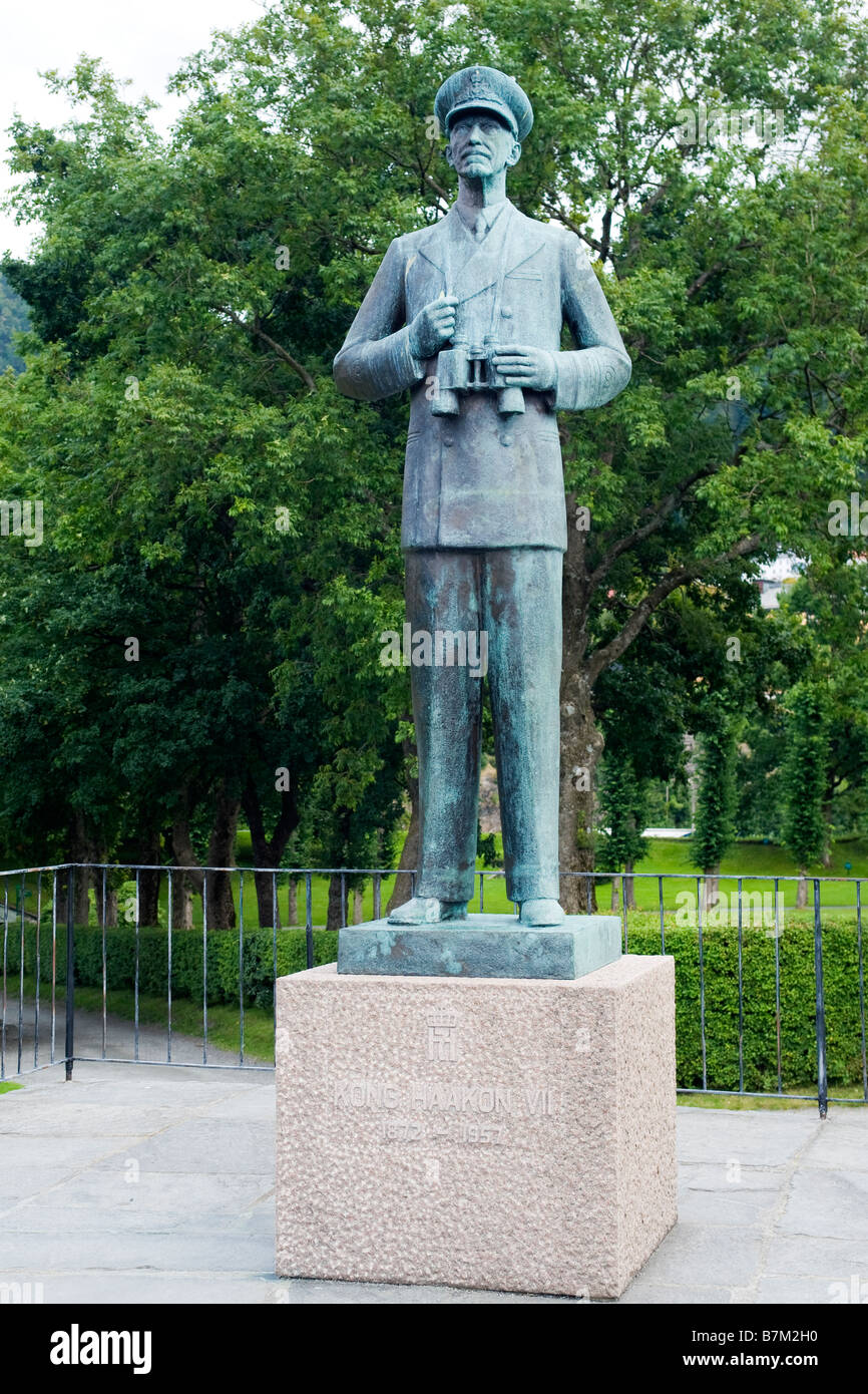 Statue of King Haakon VII of Norway, overlooking the harbour at Bergen Norway. Stock Photo