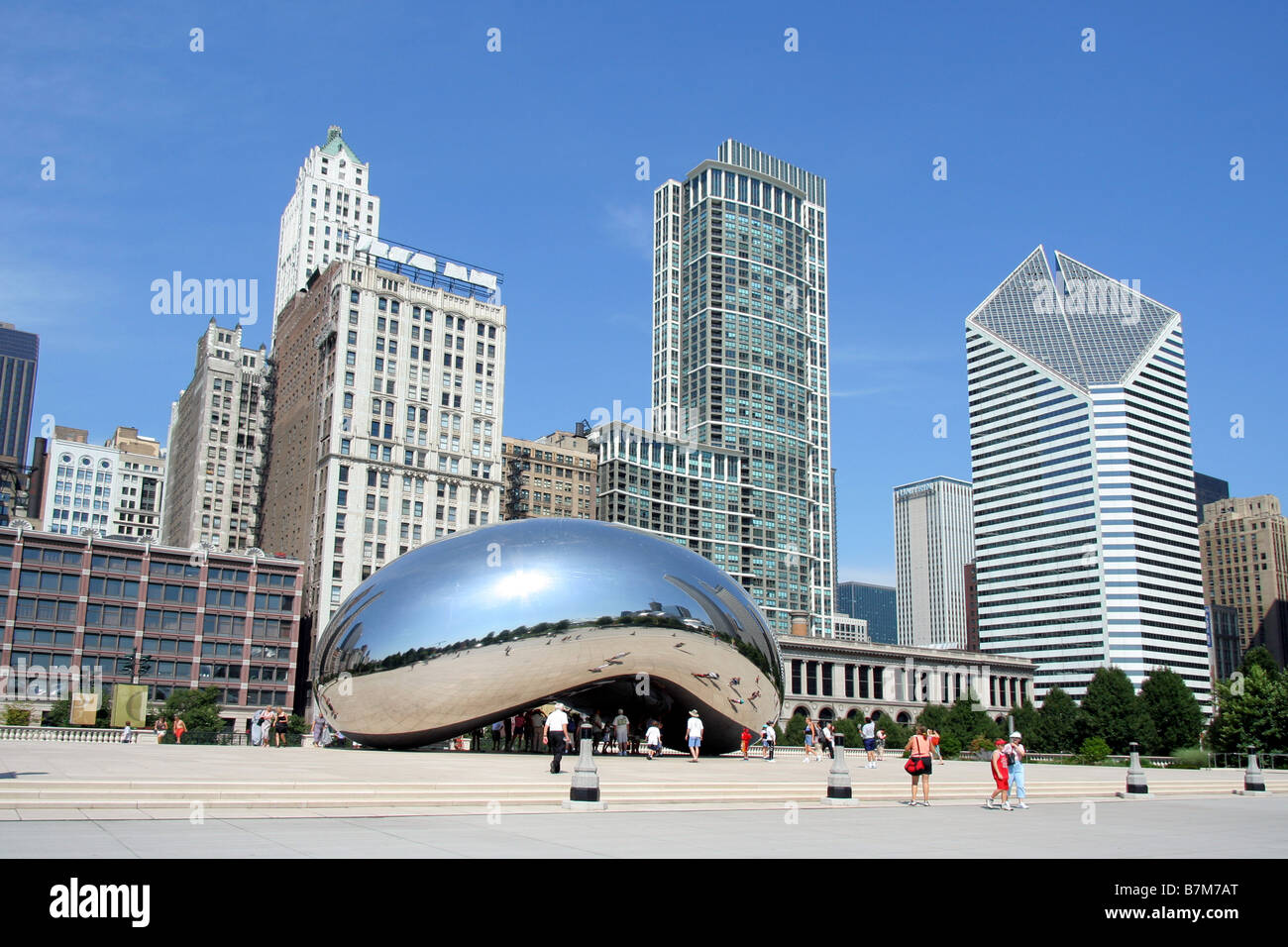 Cloud Gate (reflective bean) in Chicago Stock Photo - Alamy