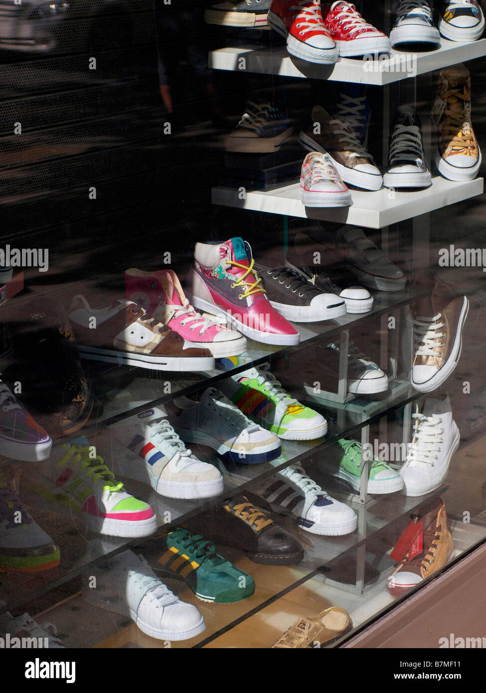 snipes sneaker store jamaica ave