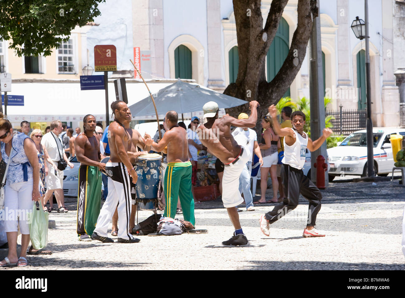Brazilian dancers in the street hi-res stock photography and images - Alamy