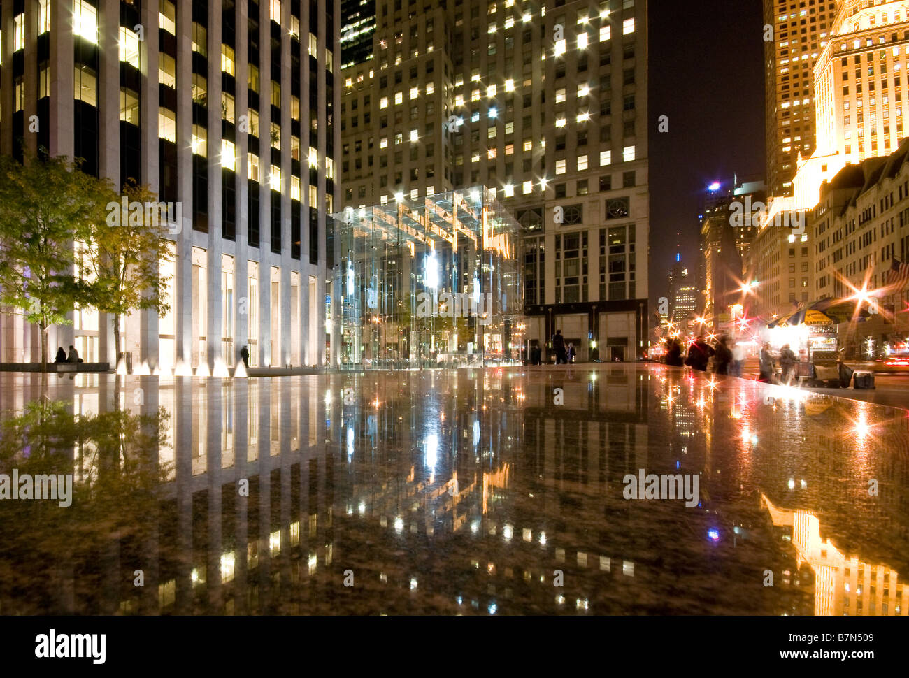The Apple store entrance on Fifth Avenue, New York, USA Nov 2008 Stock