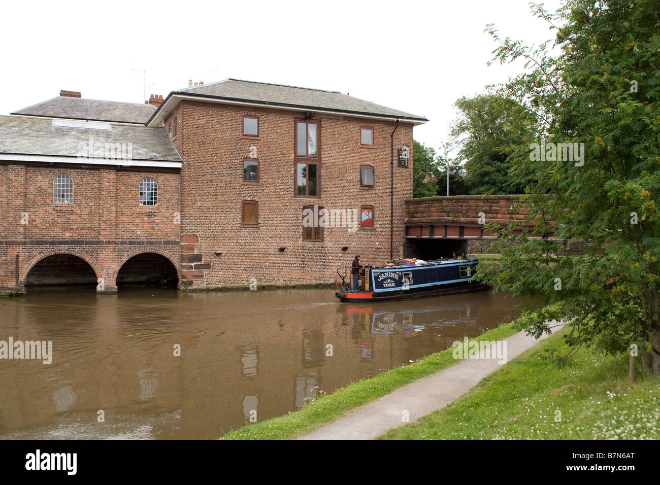 The Thomas Telford warehouse and the Chester Canal basin and the Shropshire Union Canal in Chester City, England Stock Photo