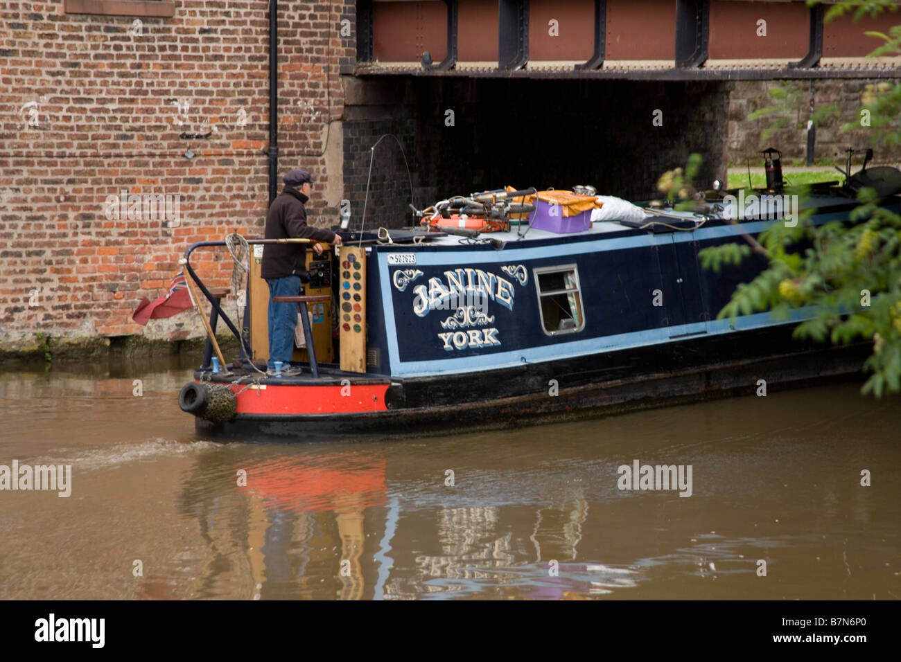 Narrow boat and Thomas Telford warehouse and the Chester Canal basin and the Shropshire Union Canal in Chester City, England Stock Photo