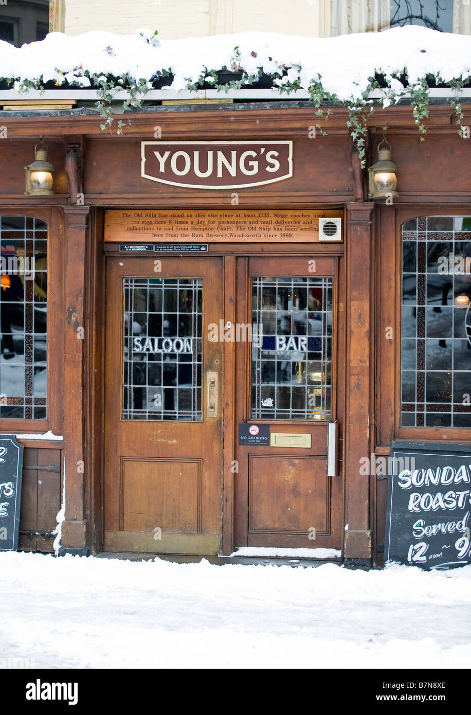 Winter snow in Richmond, London, UK, Young's Pub Stock Photo
