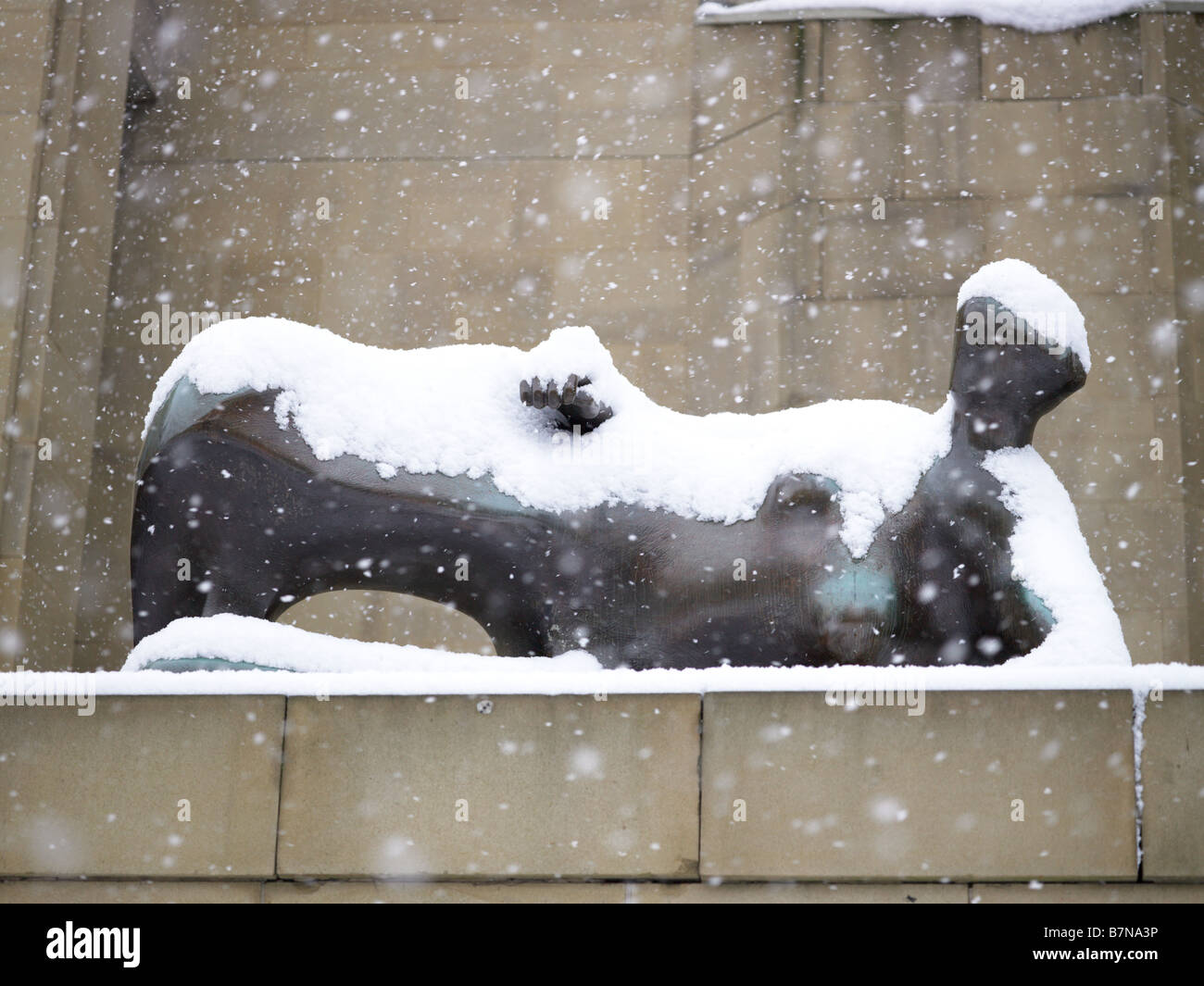 Snow covered sculpture by Henry Moore outside the Leeds City Art Gallery Stock Photo