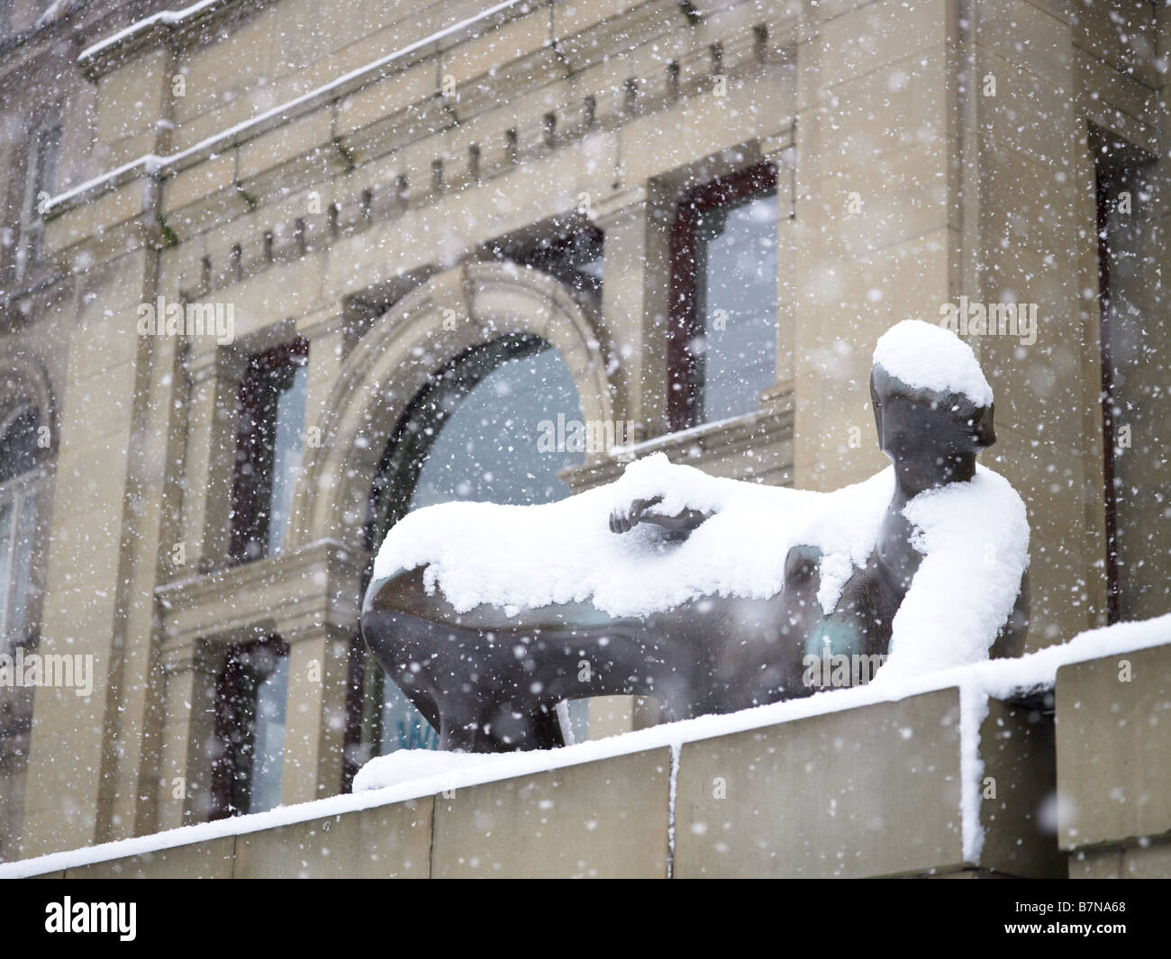 Snow covered sculpture by Henry Moore outside the Leeds City Art Gallery Stock Photo