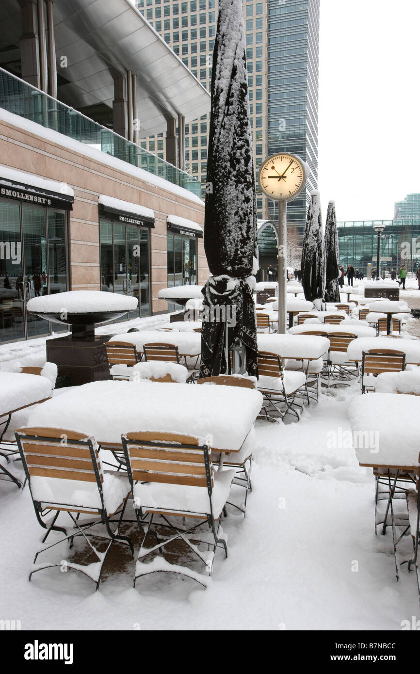 Snow Scenes in the Docklands Area of London February 2009 Snow covered tables at a Restaurant near Canary Wharf Stock Photo