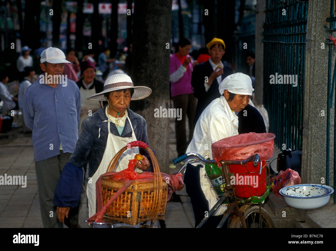 China yunnan kunming street food hi-res stock photography and images ...