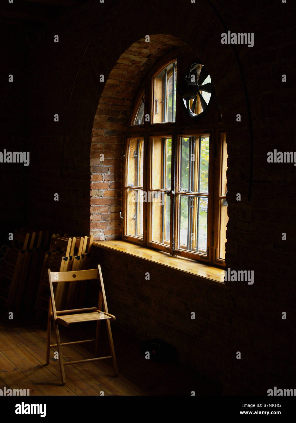 Dimly lit room hi-res stock photography and images - Alamy