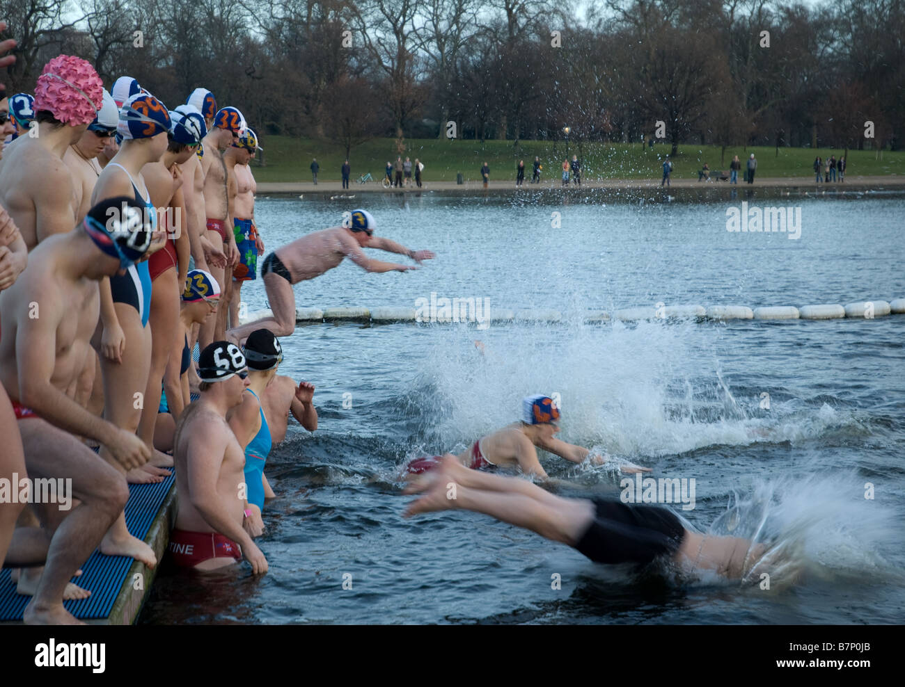 swimmer dive in at the start of the 2008 peter pan cup, Hyde park lido christmas day. Stock Photo