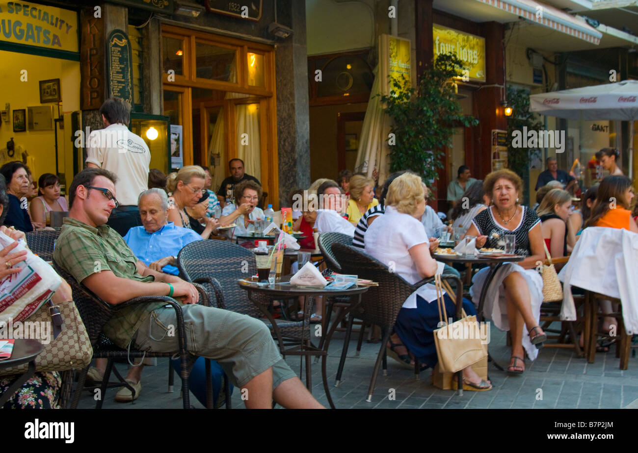 Heraklion / Irakleo, Crete, Greece. People sitting outside cafe in Plateia Venizelou Stock Photo