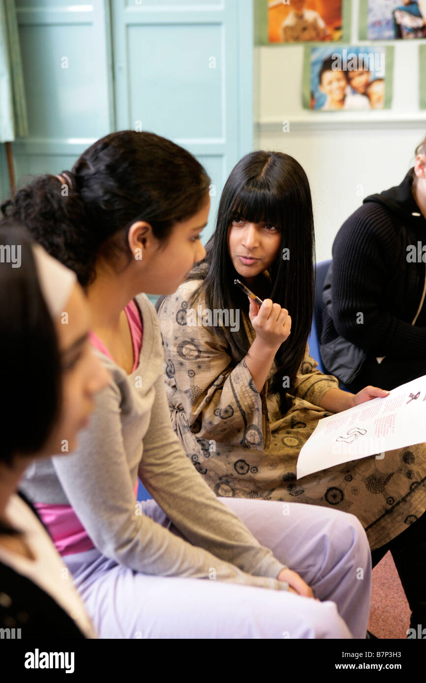 adult volunteer working with primary school pupils Stock Photo - Alamy