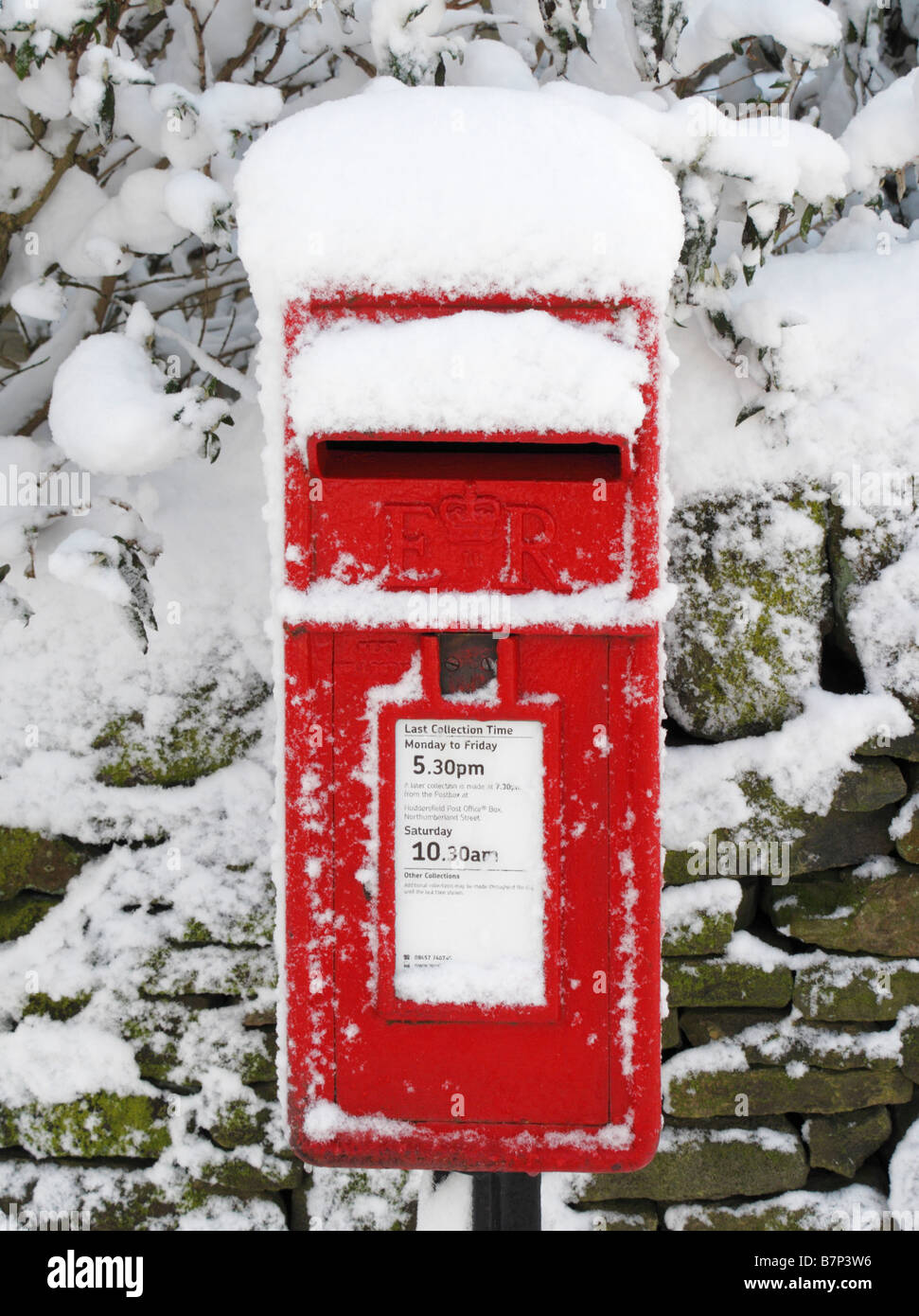 Traditional red postbox in Oldfield near Holmfirth during the February 2009 snowfalls, West Yorkshire, England Stock Photo
