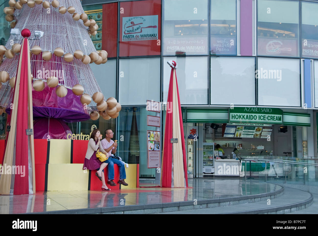 Singapore river boat quay ice cream vendor man woman love Stock Photo