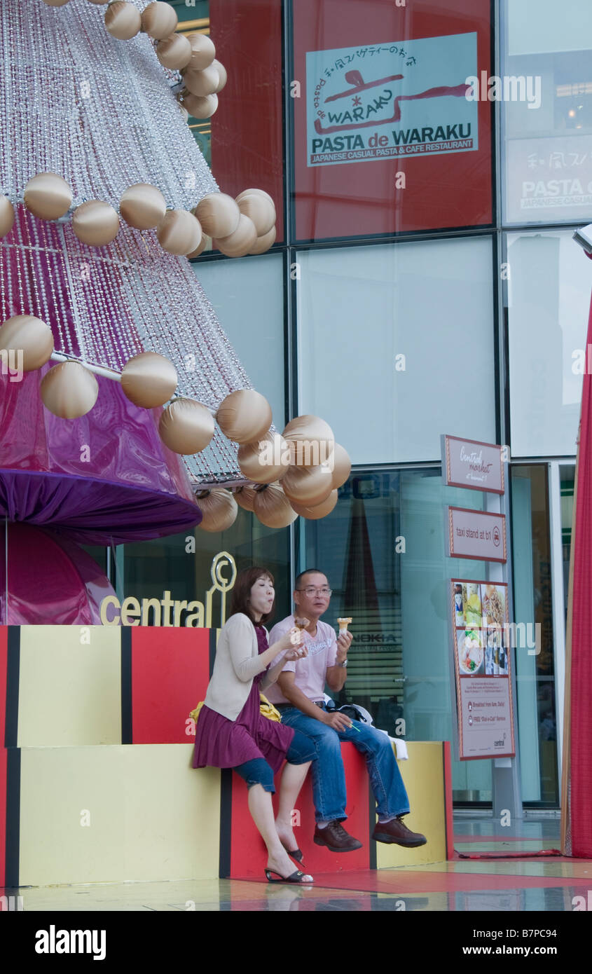 Singapore river boat quay ice cream vendor man woman love Stock Photo