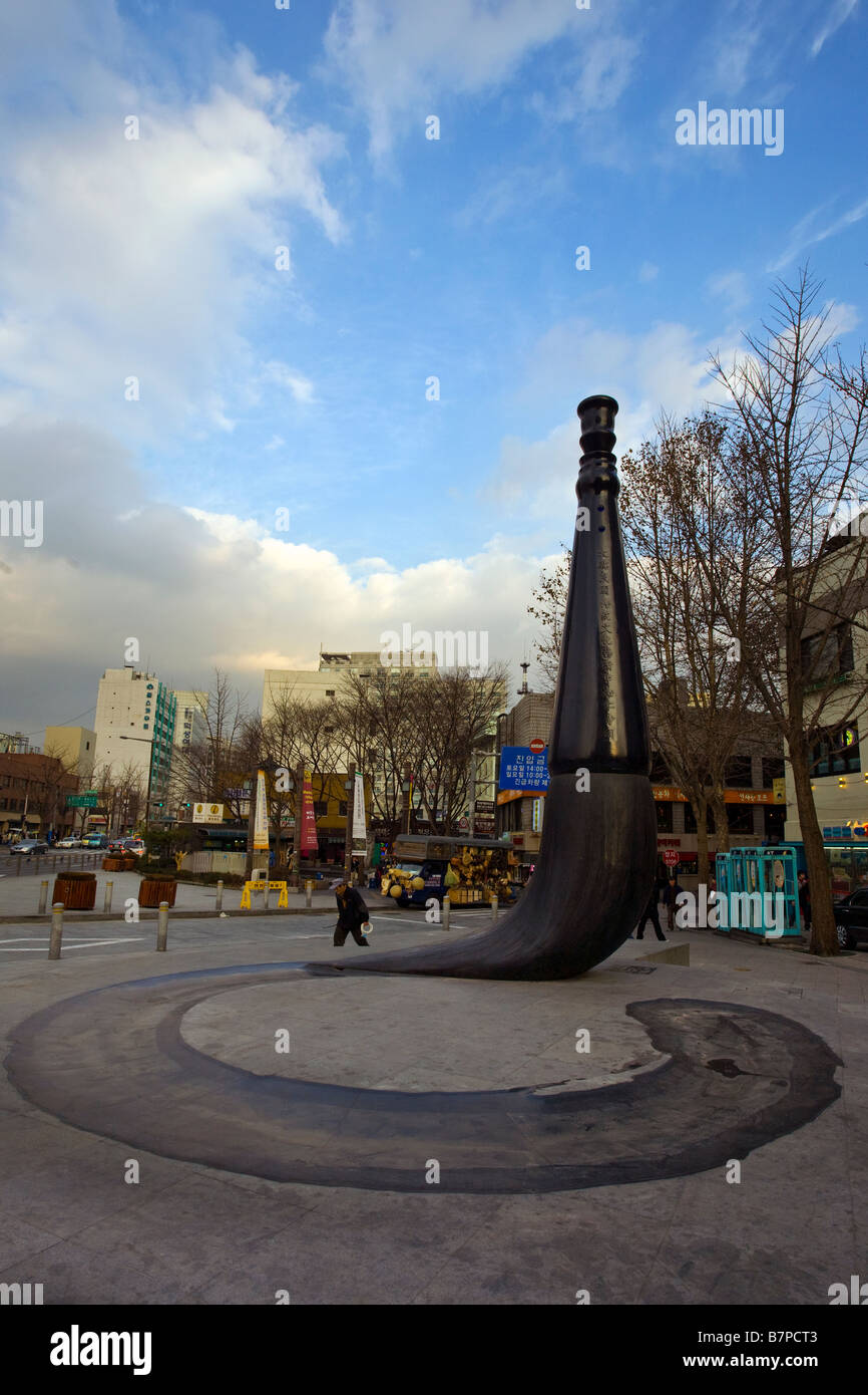 Draw a Stroke - giant brush by Yoon Young Seok symobilising Insadong, the heart of Seoul , South Korea Stock Photo