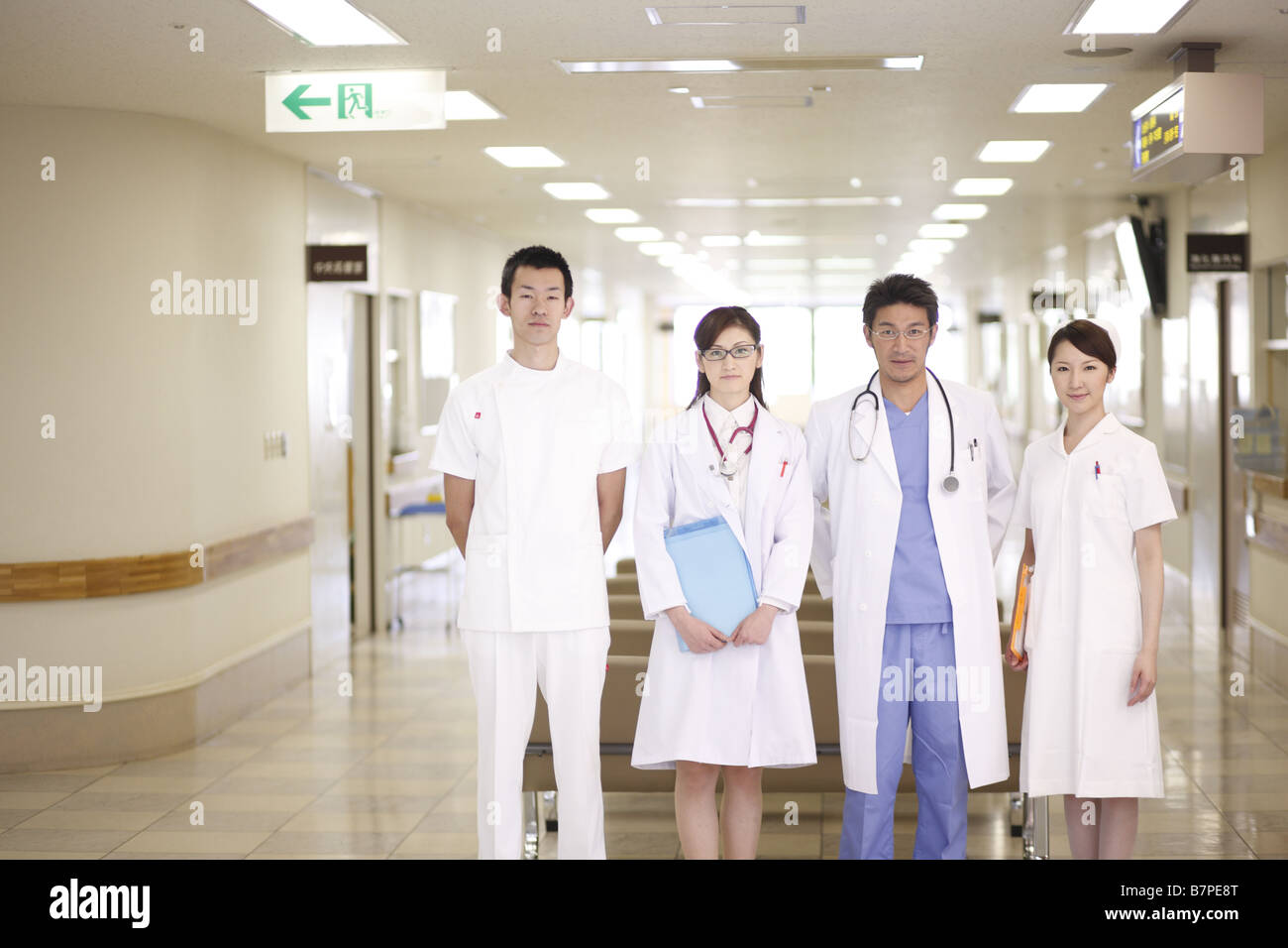 Team four doctors in white hi-res stock photography and images - Alamy