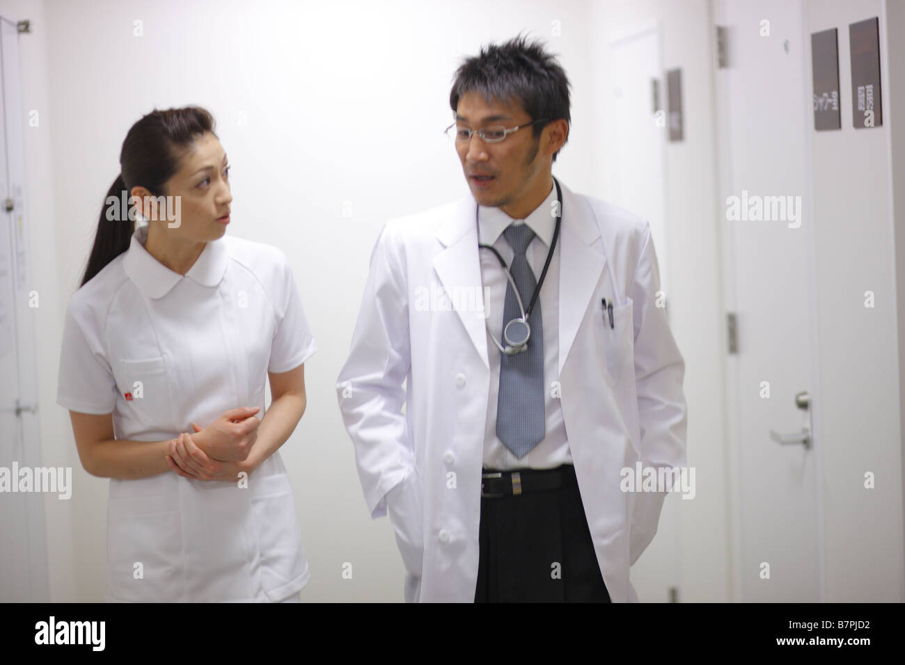 Doctor talks nurse hospital hi-res stock photography and images - Alamy
