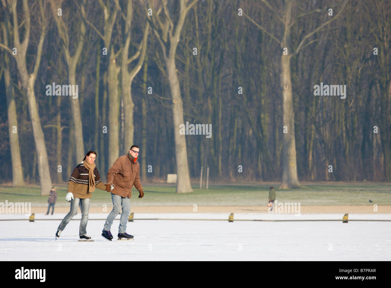 Couple ice skating hi-res stock photography and images - Alamy