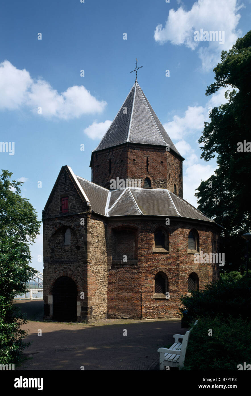 Nijmegen, Nikolaus-Kapelle (Karolingisch), Blick von Südwesten Stock Photo  - Alamy