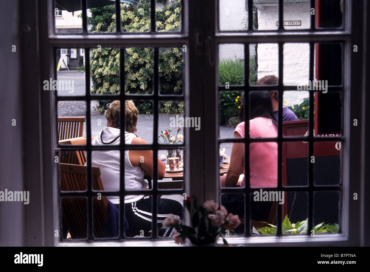 Ladies drinking afternoon tea hi-res stock photography and images - Alamy