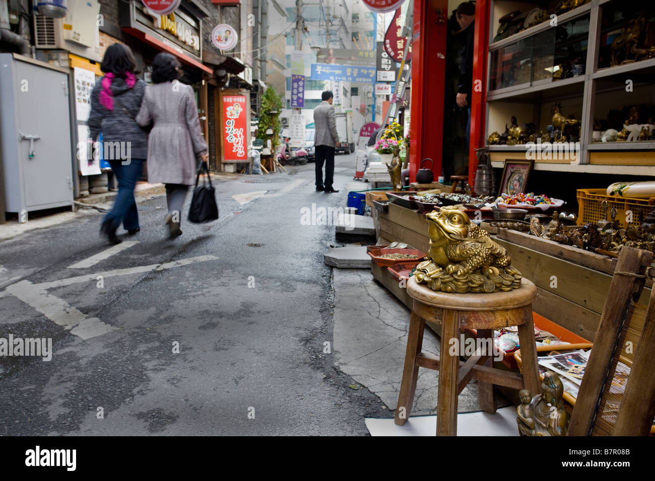 Brass antique frog for sale in street market, Insadong Seoul Stock Photo