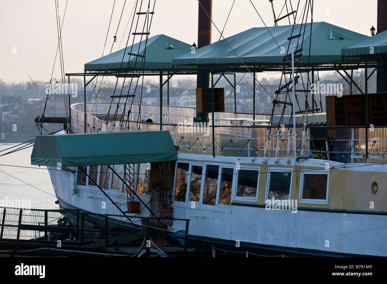 Ship anchoring in Mainz-Kastel Stock Photo