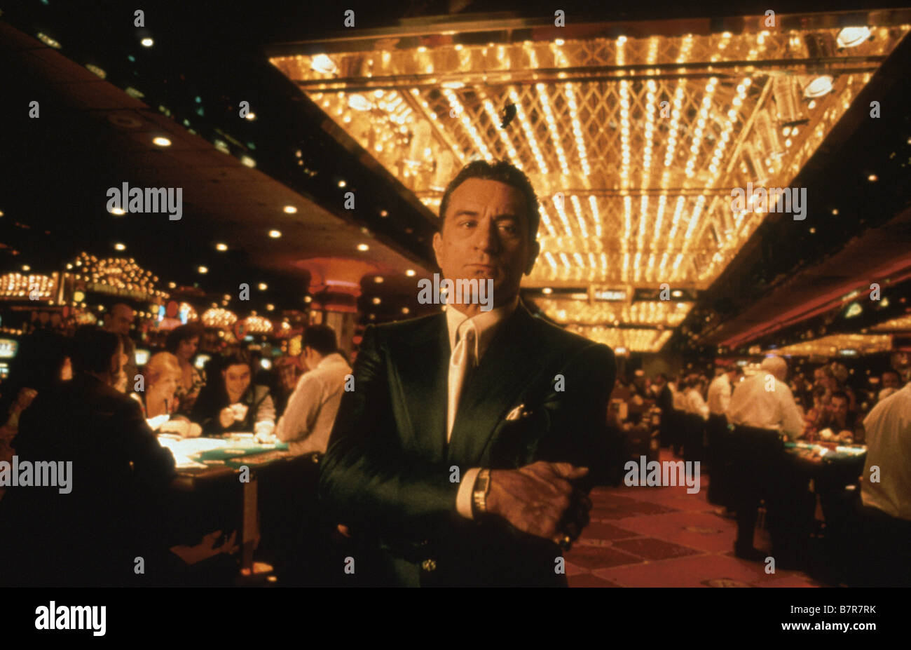 Ein klassisches Casino-Ambiente aus einem Film, das die Atmosphäre des Glücksspiels zeigt.