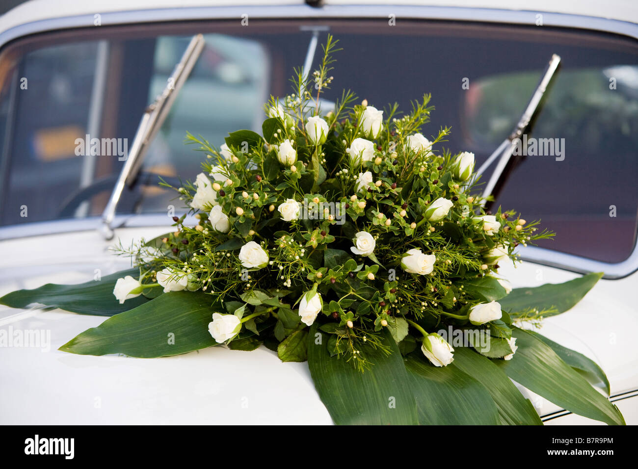 Bouquet of flowers at a bridal car hi-res stock photography and