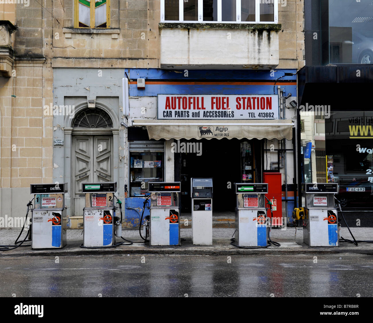 Autofill fuel station hires stock photography and images Alamy