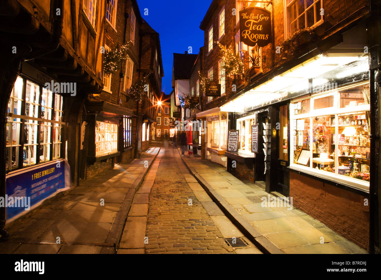 Shambles Christmas York Yorkshire England Hi res Stock Photography And 
