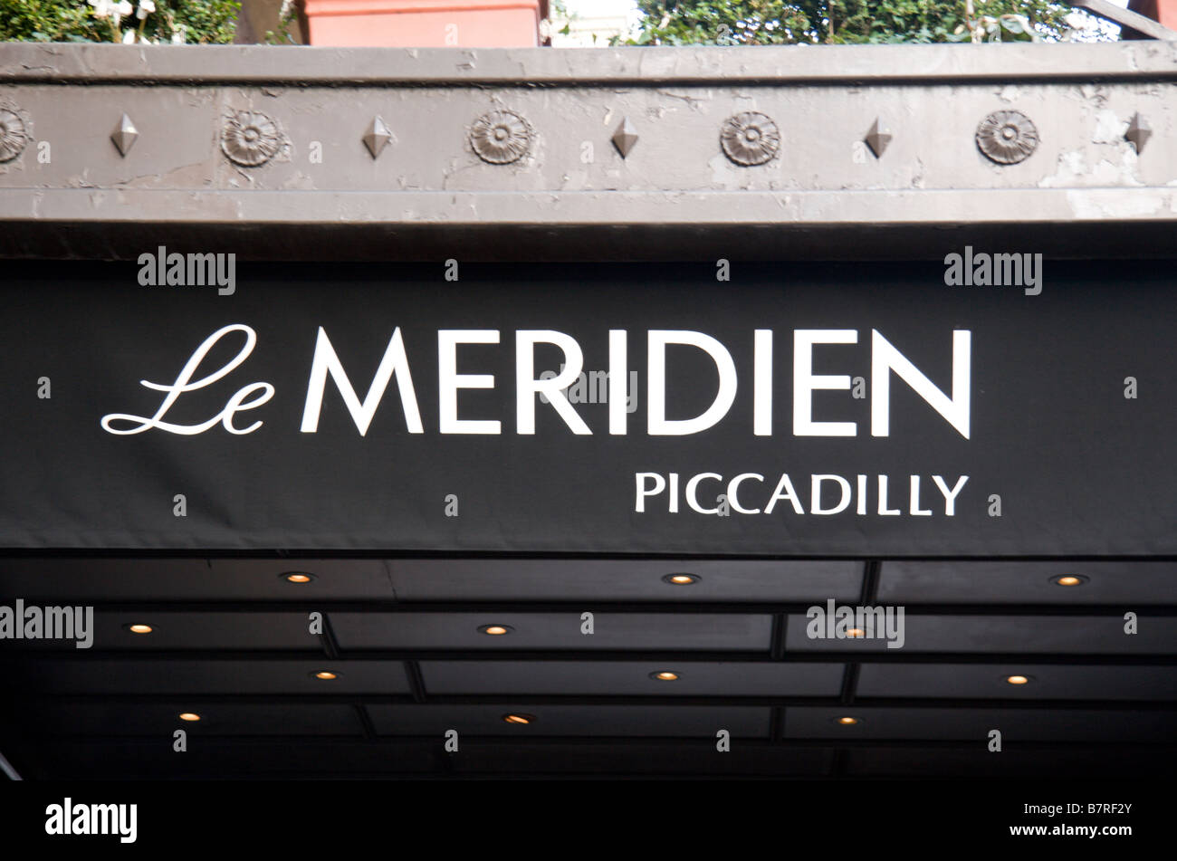 Sign above the entrance to the Pizza Hut restaurant on Lower Regents