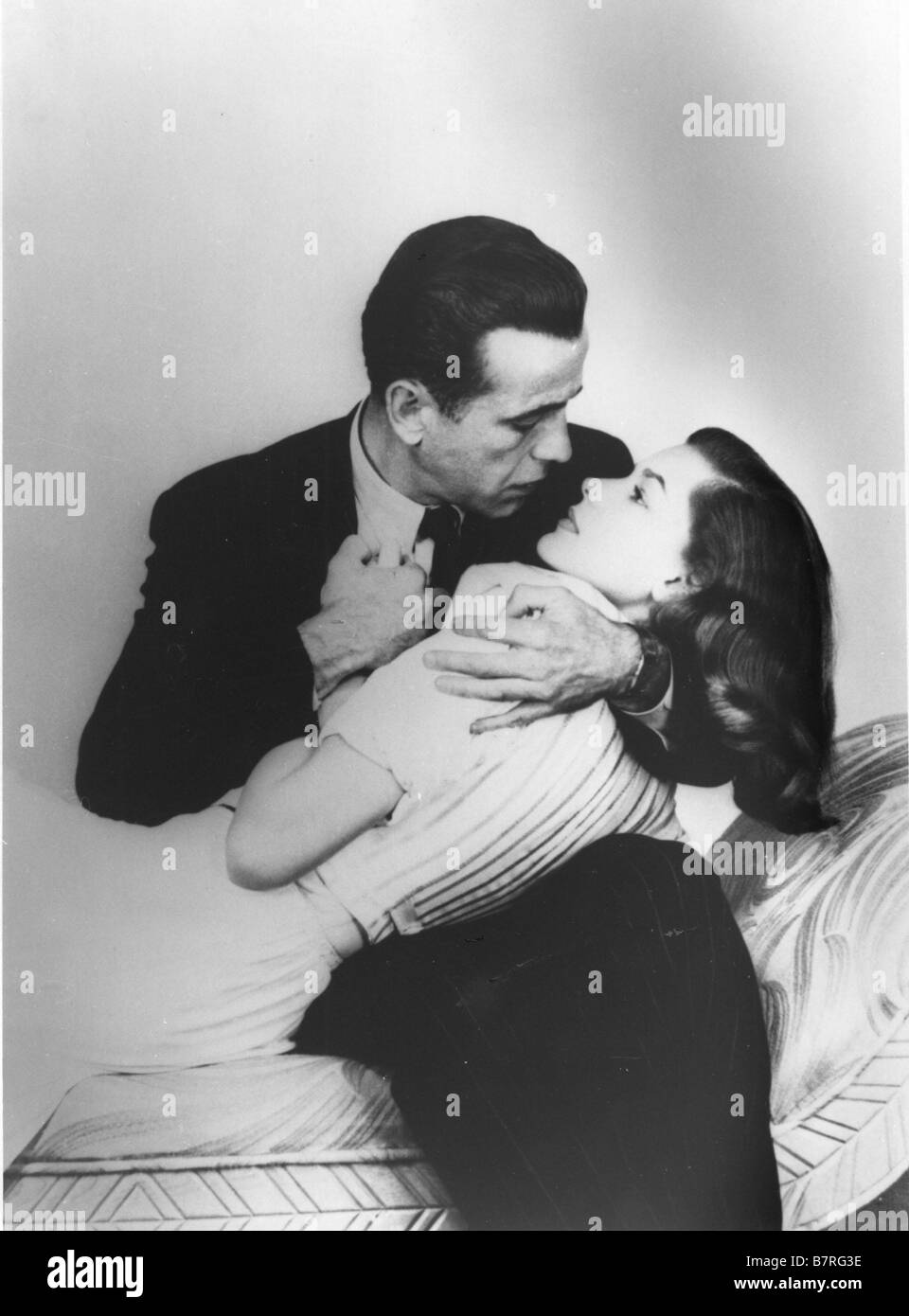 Humphrey bogart lauren bacall kiss Black and White Stock Photos ...