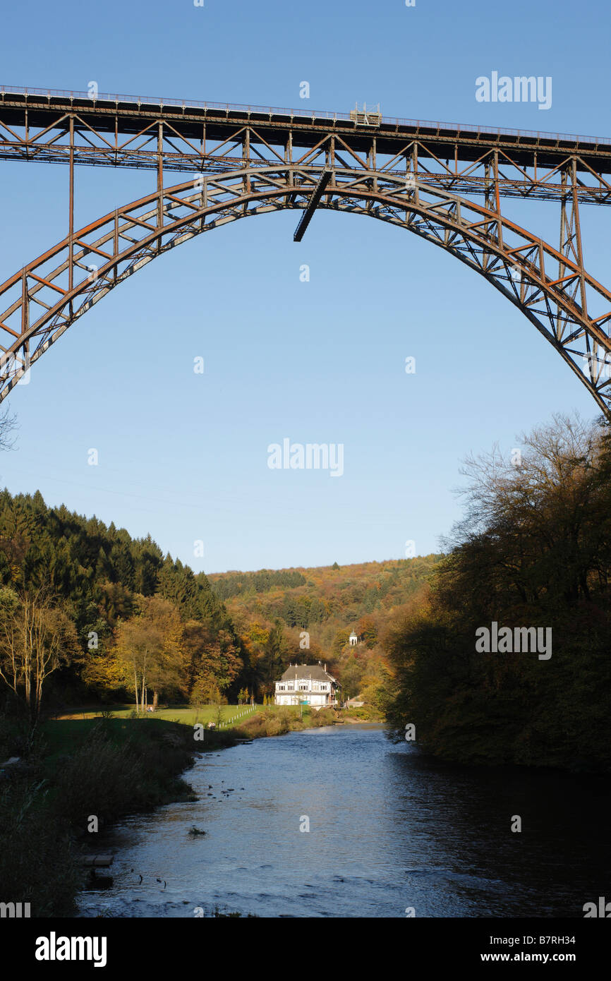 Solingen Müngstener Brücke über die Wupper nach Remscheid Höchste Eisenbahnbrücke Deutschlands 1893-1897 107 Meter hoch 465 Mete Stock Photo
