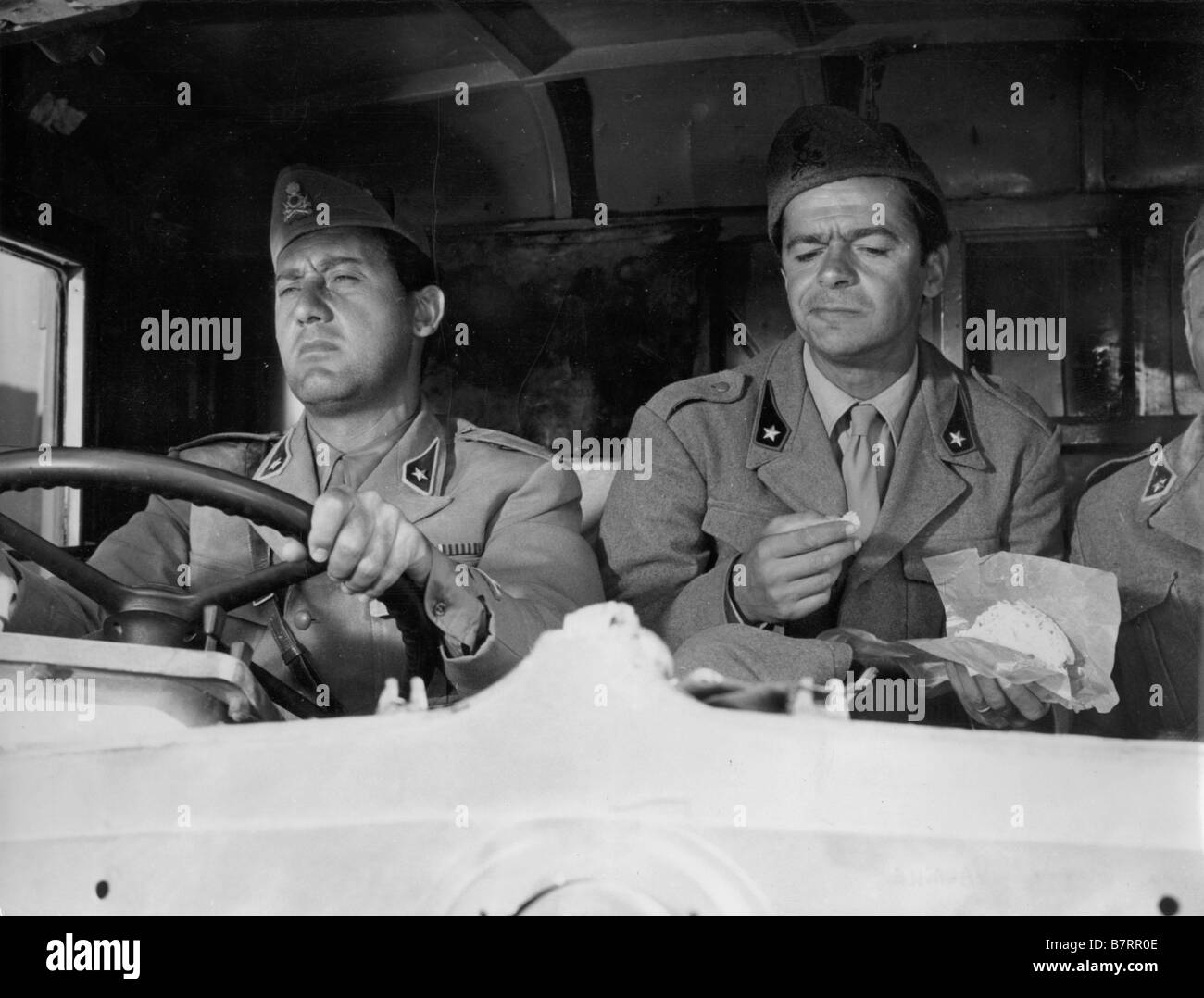 Tutti A Casa Everybody Go Home Year 1961 Italy Director Luigi Comencini Alberto Sordi Et Serge Reggiani Stock Photo Alamy