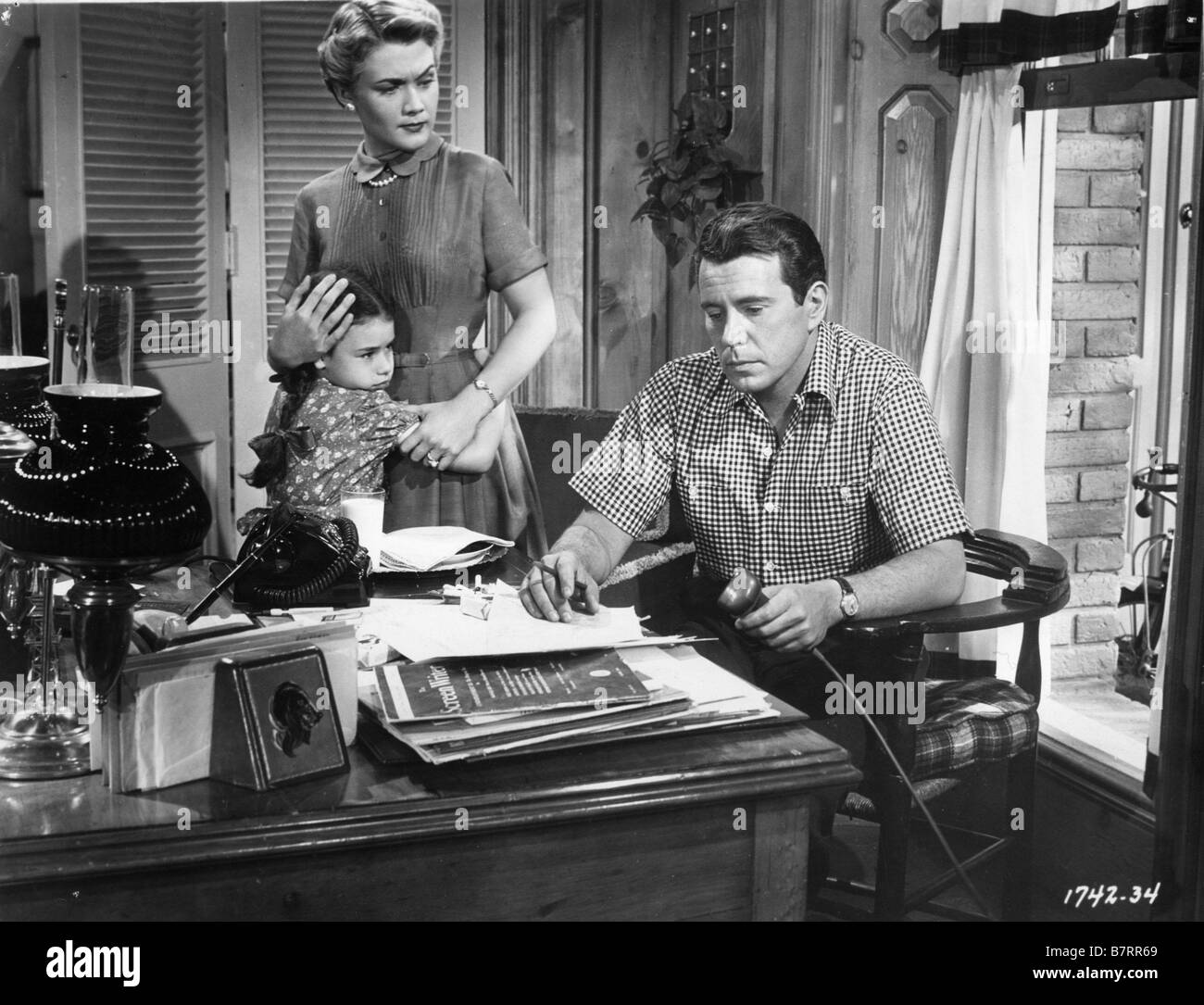 LE CRIME DE LA SEMAINE Glass Web, The  Year: 1953 USA John Forsythe, Kathleen Hughes  Director: Jack Arnold Stock Photo