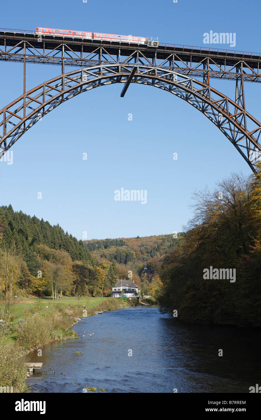 Solingen Müngstener Brücke über die Wupper nach Remscheid Höchste Eisenbahnbrücke Deutschlands 1893-1897 107 Meter hoch 465 Mete Stock Photo