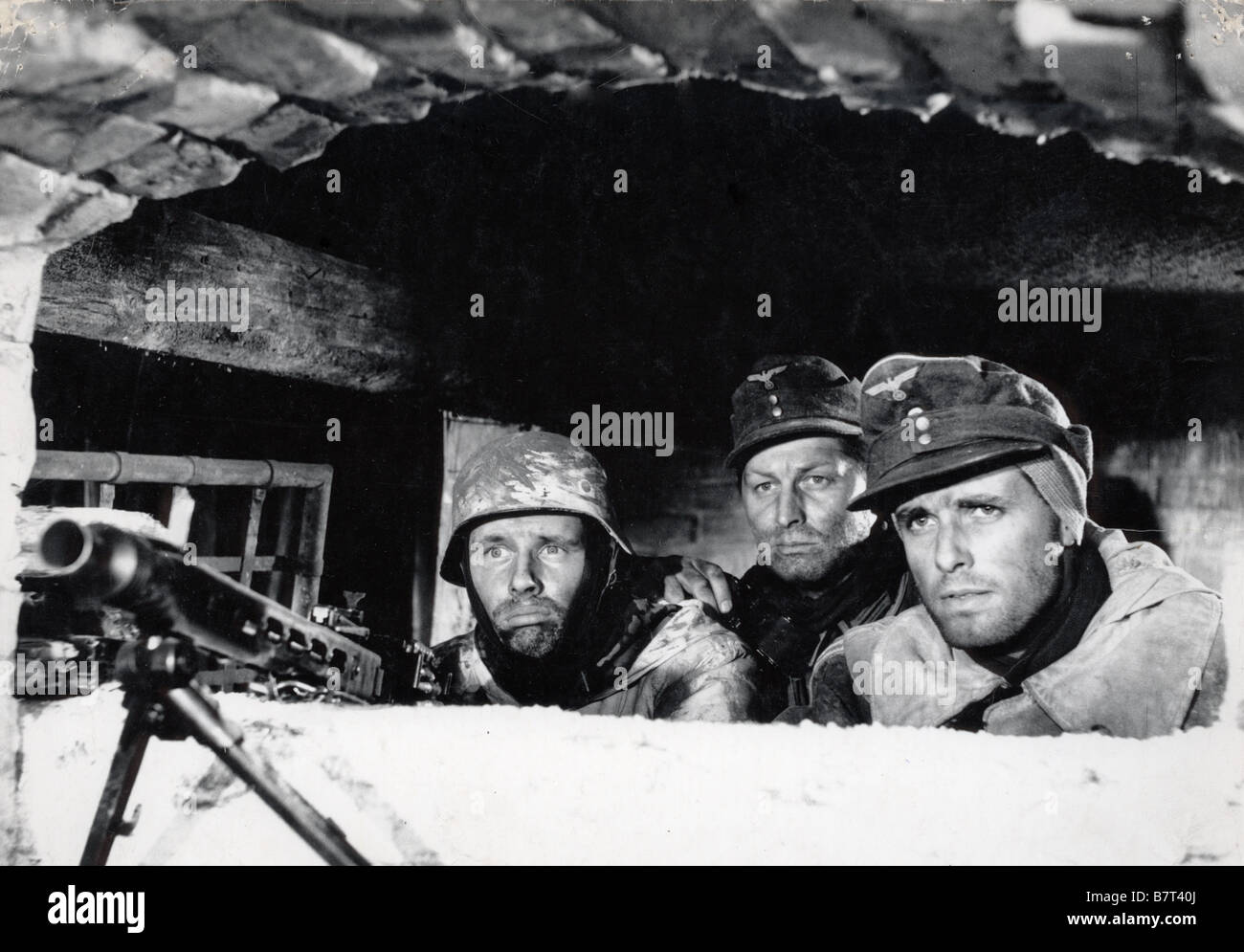 Hunde, wollt ihr ewig leben  Stalingrad: Dogs, do you want to live forever ? Year: 1958 - West Germany Wolfgang Preiss, Joachim Hansen  Director: Frank Wisbar Stock Photo