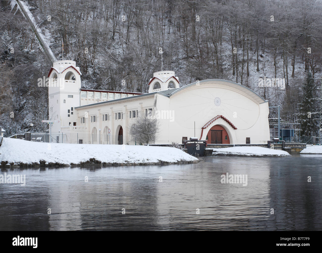 Heimbach, Wasserkraftwerk ,1904 erbaut, Außenansicht im Schnee, Blick über die Rur Stock Photo